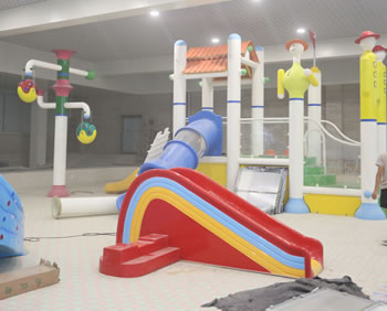 彩虹小滑梯戲水游樂設備：孩子們的夏日樂園