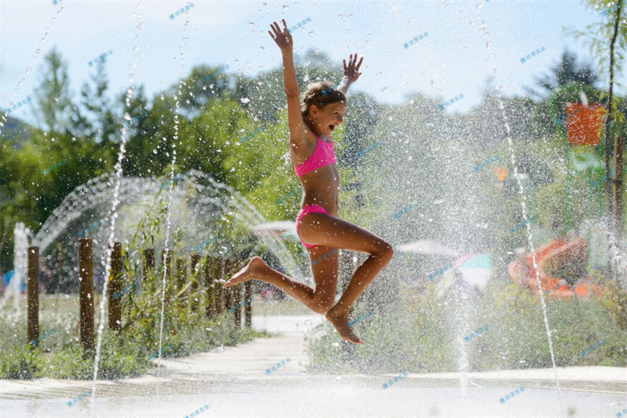 水上樂園滑梯的樂園管理