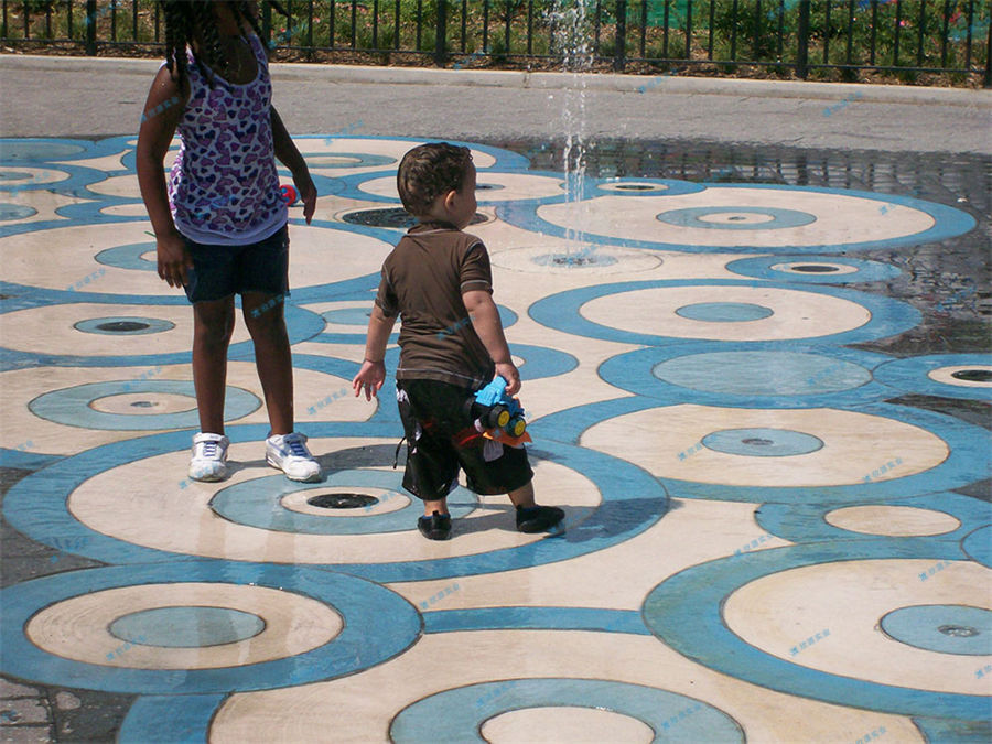 移動水寨滿足了游人嬉戲