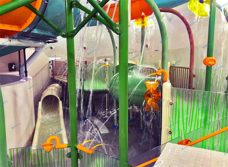充氣水上樂園具有無需專用場地的特點(diǎn)