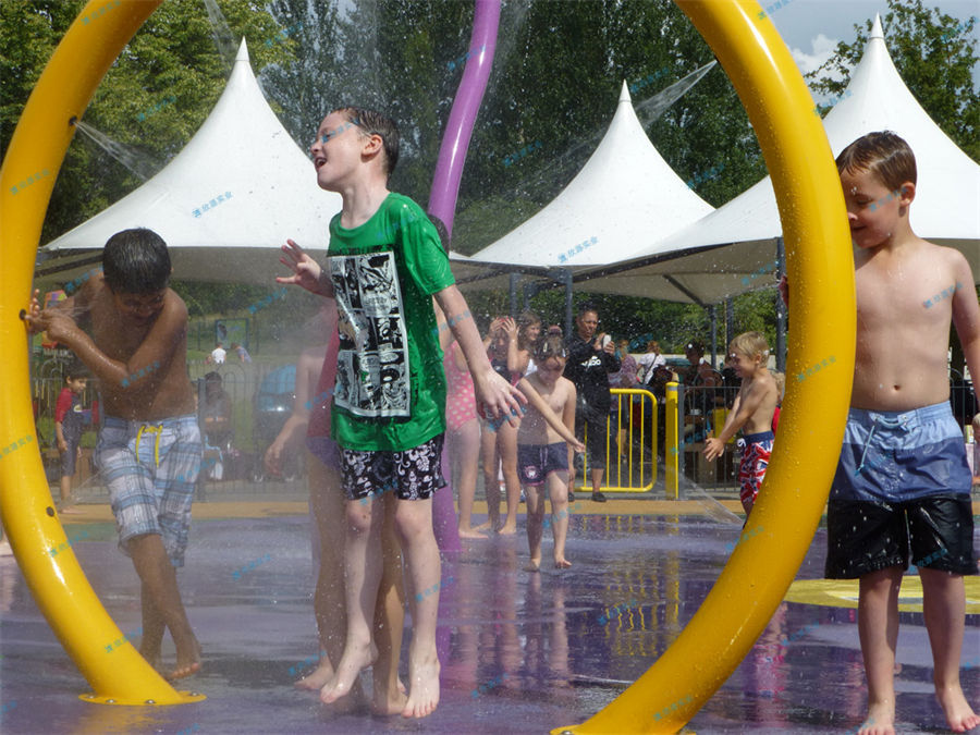 在沙漠上建造的水上樂園向公眾開放湘沙灣水上樂園