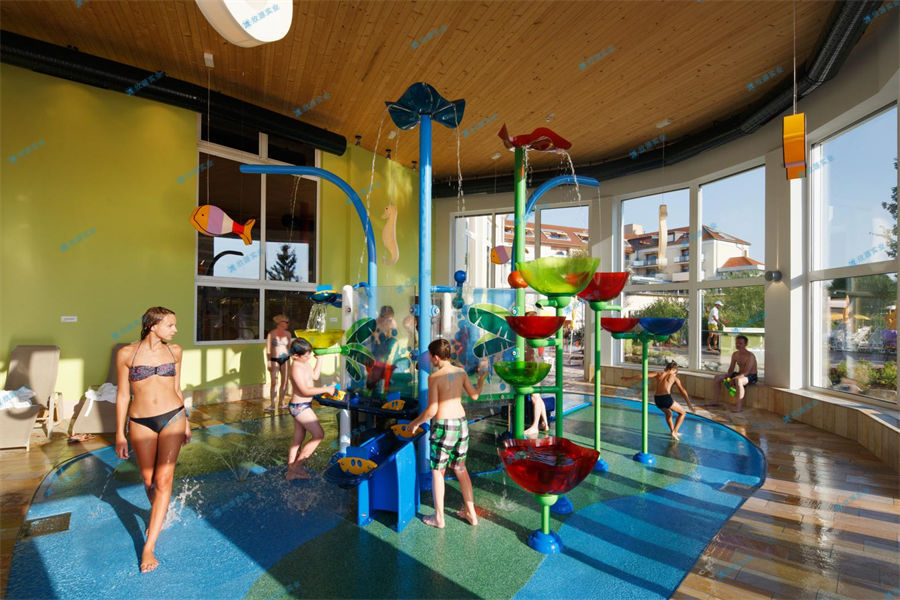 移動水上樂園的充氣水滑梯很熱-7631