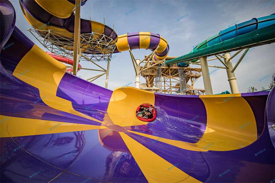 水上樂園的設計對于充氣滑梯至關重要