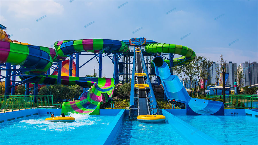 水上樂園滑滑梯也是水上樂園很多項目中的一個